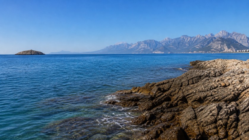 Konyaaltı kıyısından Sıçan Adası'na doğru deniz manzarası