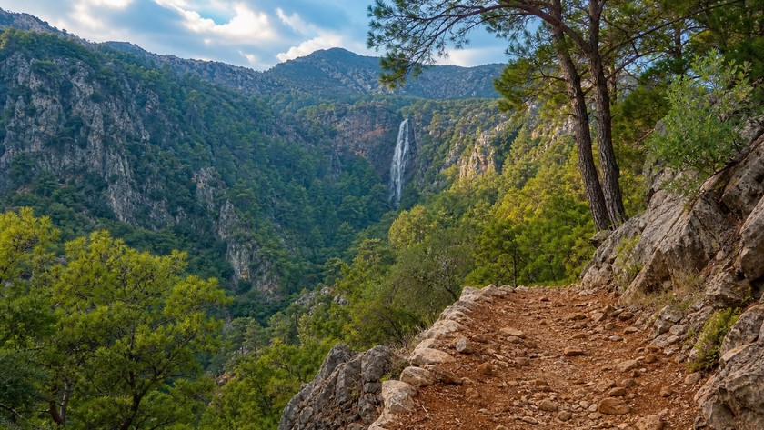 Gündoğmuş Uçansu Şelalesi çevresinde orman yolu