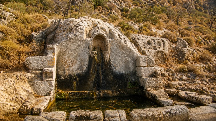 Adanda Lamos kayaya oyulmuş çeşme kalıntısı