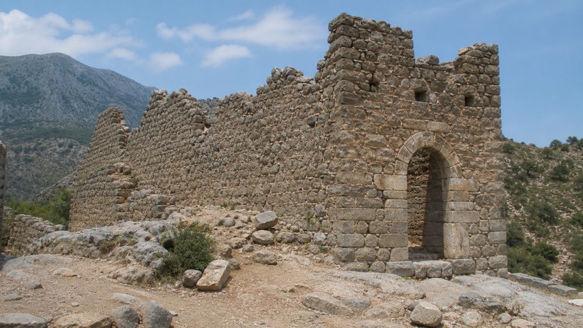 Adanda Lamos surları ve giriş kulesi kalıntıları