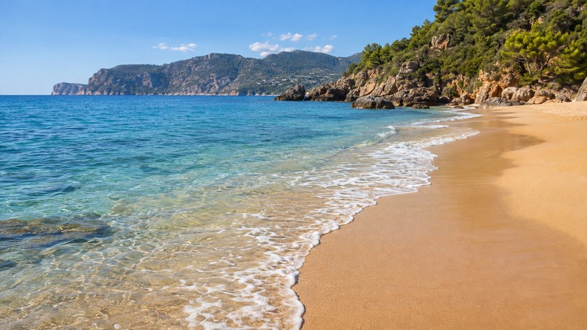 Altınkum Plajı Rehberi: Alanya'da Kıyı, Deniz ve Ziyaret Notları