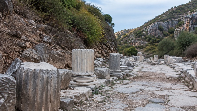 Antiochia ad Cragum sütunlu cadde kalıntıları