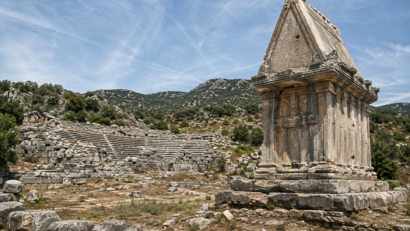 Apollonia Heroon ve tiyatro kalıntıları