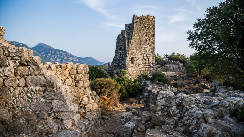 Apollonia surları ve iç kule kalıntısı
