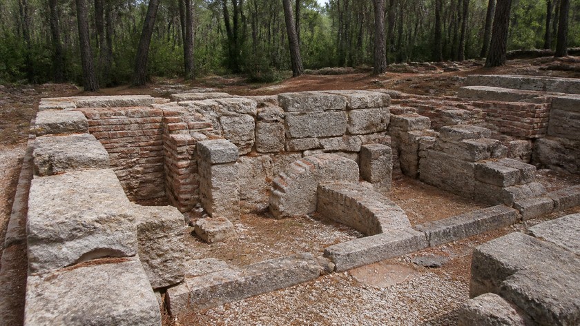 Etenna hamam ve bazilika kalıntıları