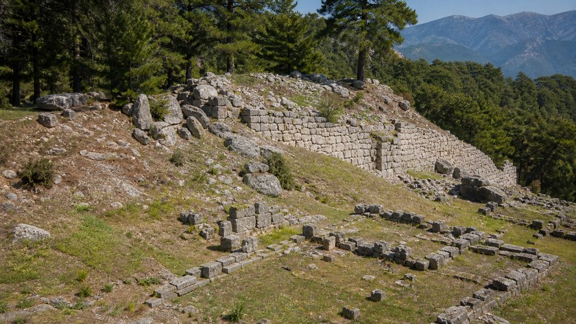 Etenna surları ve agora kalıntıları
