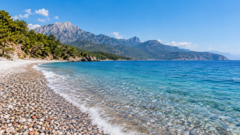 Kiriş Plajı Rehberi: Kemer'de Çakıl Kıyı, Deniz ve Ziyaret Notları