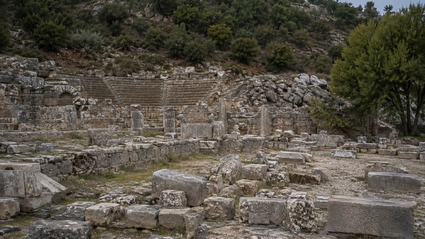 Nisa tiyatro ve agora kalıntıları