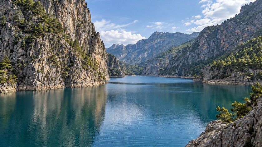 Oymapınar Gölü kanyon ve su manzarası