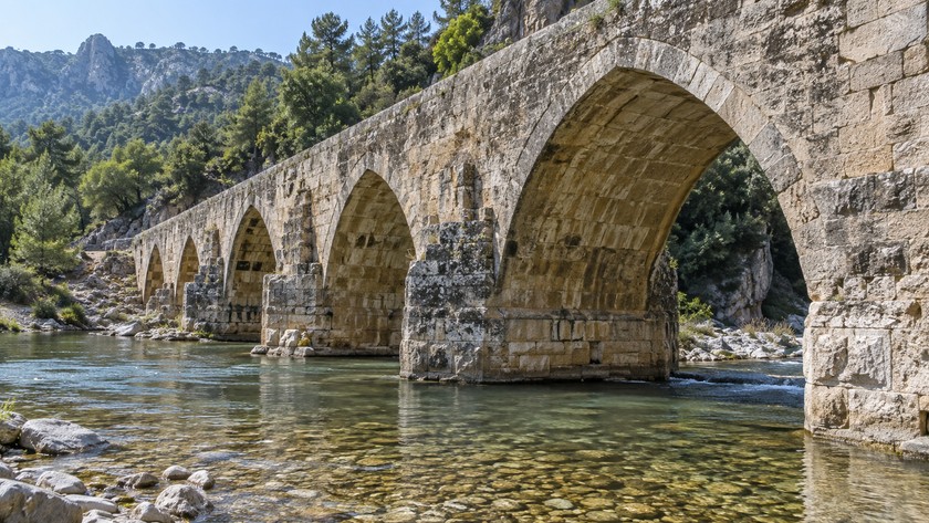 Sarısu Selçuklu Köprüsü taş kemerleri