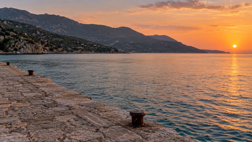 Alanya tarihî liman çevresini çağrıştıran temsili taş kıyı ve deniz manzarası