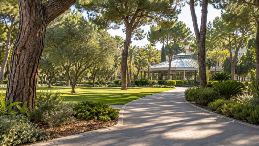 Antalya'da etkinlik yapısının çevresindeki yeşil park yürüyüş yolu