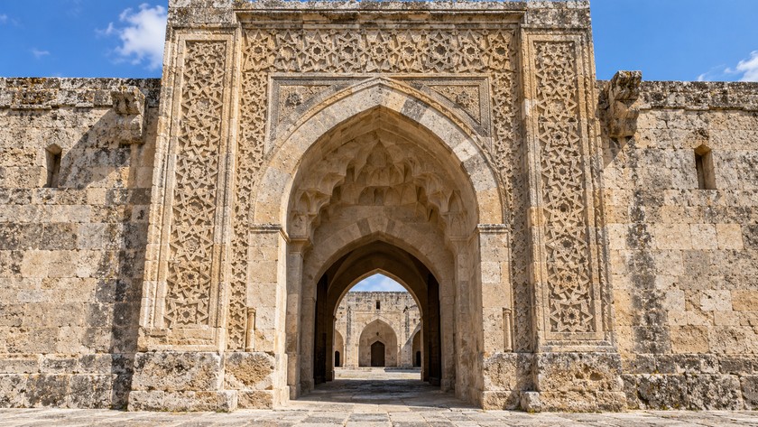 Selçuklu kervansaray portal işçiliğini temsilen geometrik taş giriş detayı