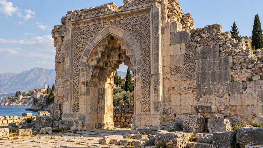 Karatay Medresesi Rehberi: Antalya Kaleiçi'nde Selçuklu Taş İşçiliği