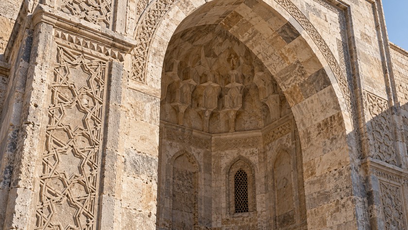 Selçuklu medrese mimarisindeki taş eyvan dokusunu temsil eden ayrıntı