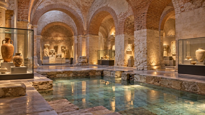 Side Müzesi için temsili antik hamam iç mekânı ve arkeolojik sergileme dokusu