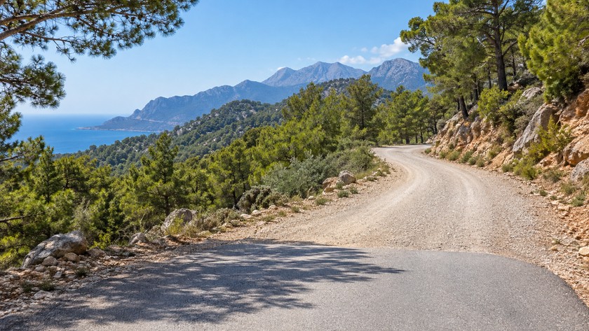 Konyaaltı kırsalında asfalt ve toprak yol dokusunun değiştiği rota bölümü